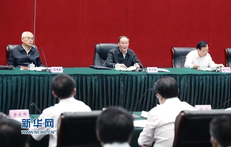 5月8日至10日，中共中央政治局常委、中央紀委書記王岐山到浙江省調(diào)研，并主持召開部分省區(qū)市紀委書記座談會。這是5月9日，王岐山在嘉興主持召開部分省區(qū)市紀委書記座談會。新華社記者 姚大偉 攝 