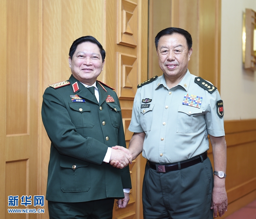 8月29日，中共中央政治局委員、中央軍委副主席范長(zhǎng)龍?jiān)诒本?huì)見越南共產(chǎn)黨中央政治局委員、國(guó)防部長(zhǎng)吳春歷。 新華社記者張領(lǐng)攝