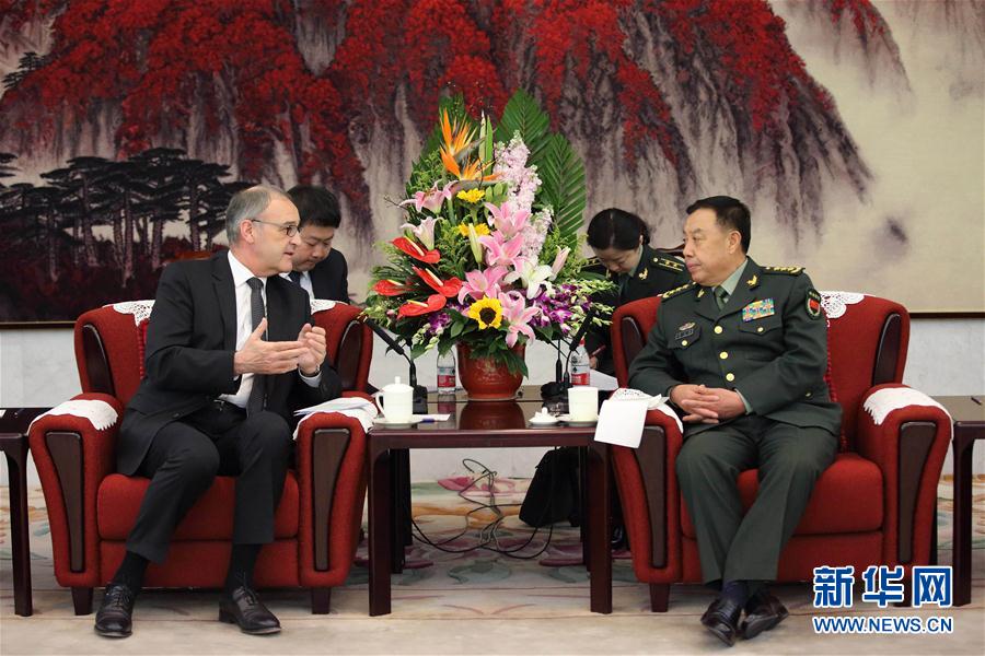 3月31日，中央軍委副主席范長龍在北京會見來訪的瑞士國防、民防和體育部長帕莫蘭。 新華社記者 劉芳 攝
