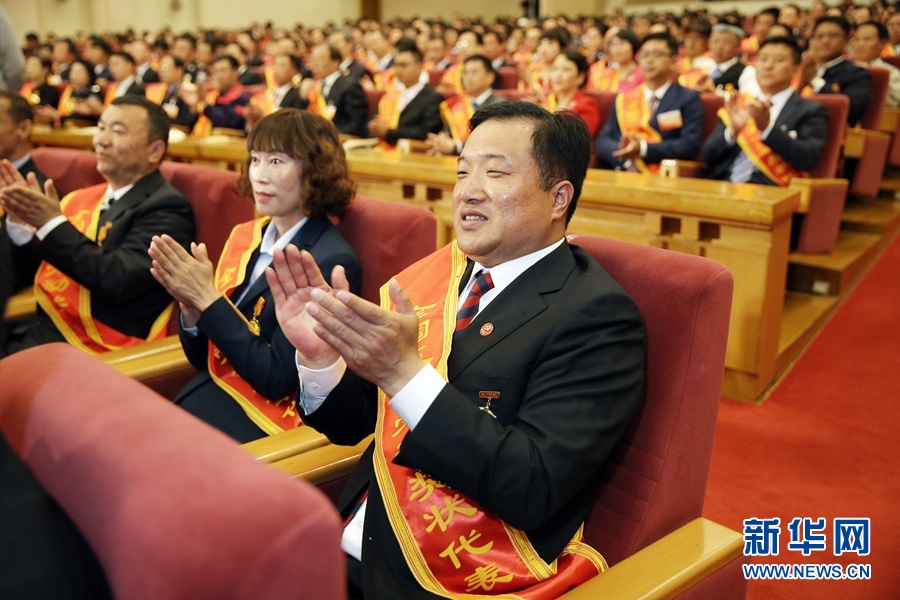 這是與會代表在表彰大會上鼓掌。新華社記者 才揚(yáng) 攝