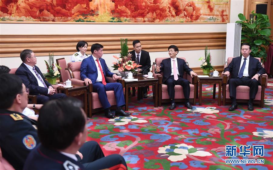 5月8日，中共中央政治局委員、中央政法委書記孟建柱在北京中南海會見蒙古國法律內(nèi)務(wù)部部長賓巴朝格特。 新華社記者 張鐸 攝