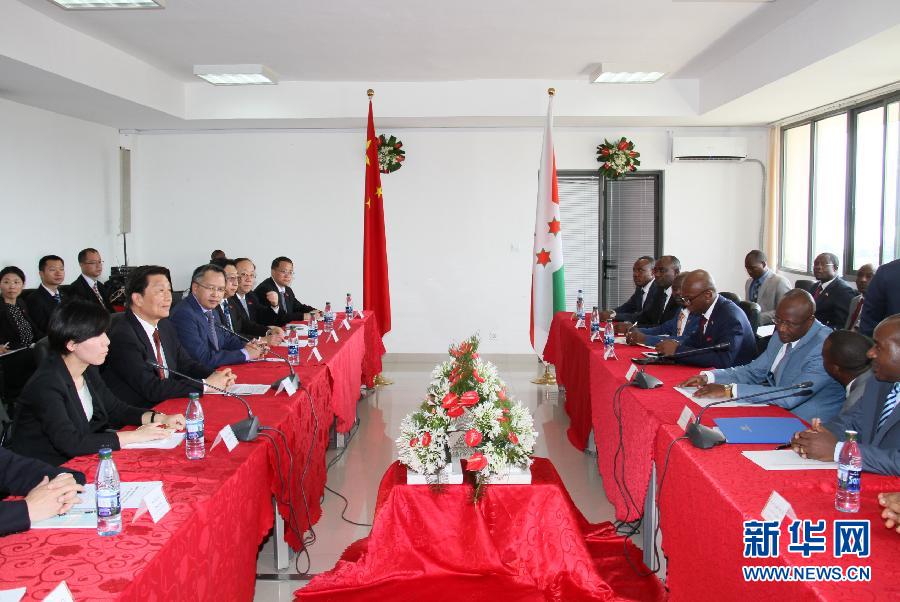  5月11日，中國國家副主席李源潮在布瓊布拉與布隆迪第一副總統(tǒng)辛迪姆沃和第二副總統(tǒng)布托雷舉行會(huì)談。新華社記者 呂天然 攝