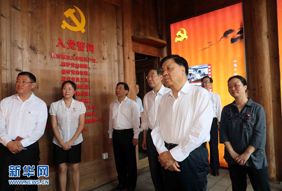 6月8日至10日，中共中央政治局常委、中央書記處書記劉云山在福建調(diào)研。這是6月9日，劉云山專程來到政和縣石圳村，深入了解廖俊波的事跡。新華社記者 劉衛(wèi)兵 攝