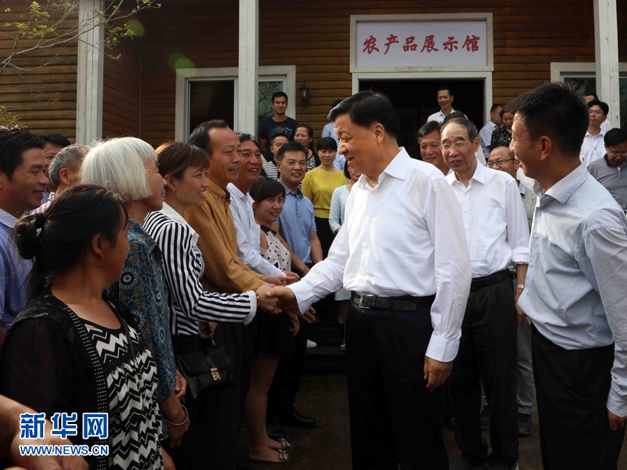 6月8日至10日，中共中央政治局常委、中央書記處書記劉云山在福建調(diào)研。這是6月9日，劉云山在周寧縣上洋村與村民親切交談。新華社記者 劉衛(wèi)兵 攝