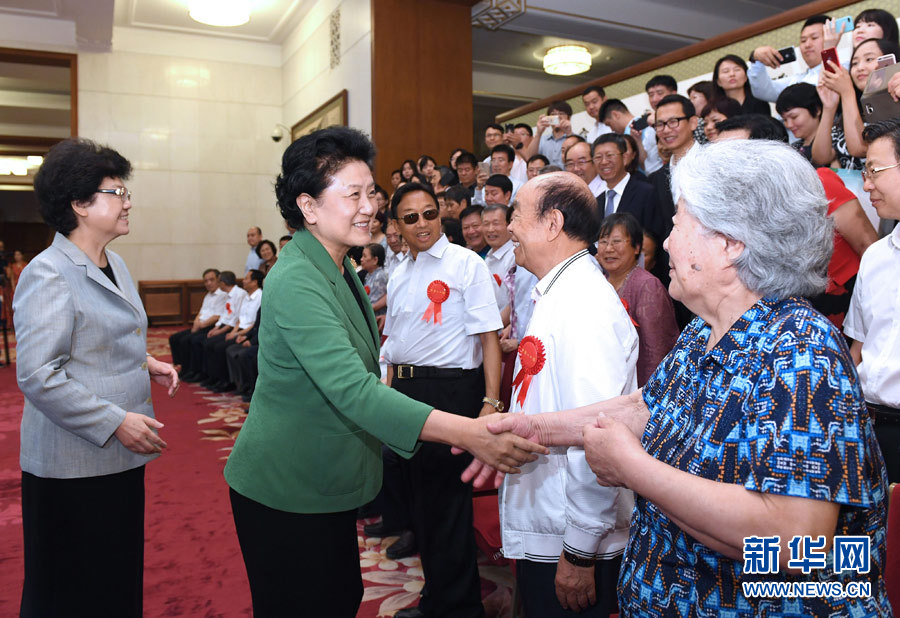 6月16日，中共中央政治局委員、國務院副總理劉延東在北京看望出席中國人口福利基金會成立30周年座談會的歷屆“中華人口獎”獲獎者代表。新華社記者 饒愛民 攝