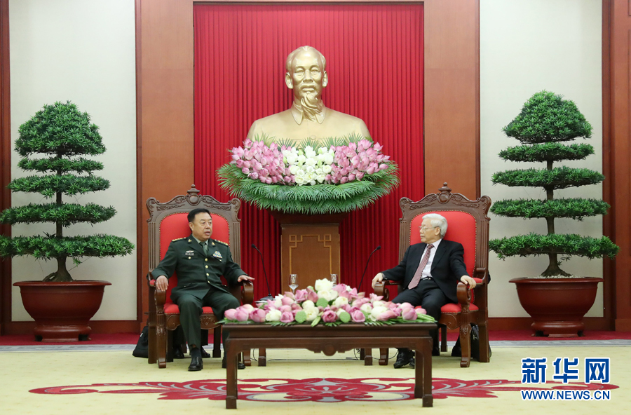 6月18日，在越南首都河內(nèi)，正在越南訪問(wèn)的中央軍委副主席范長(zhǎng)龍（左）會(huì)見(jiàn)越共中央總書(shū)記阮富仲。 新華社發(fā)（李曉偉攝） 