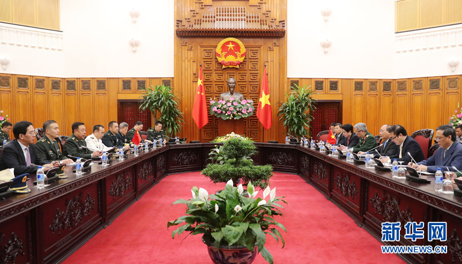 6月18日，在越南首都河內(nèi)，正在越南訪問(wèn)的中央軍委副主席范長(zhǎng)龍（左三）會(huì)見(jiàn)越南政府總理阮春福（右三）。 新華社發(fā)（李曉偉攝）