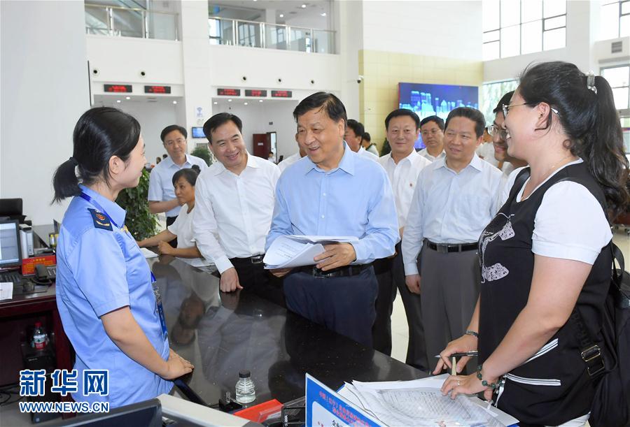 6月22日至24日，中共中央政治局常委、中央書記處書記劉云山在遼寧調(diào)研。這是6月22日，劉云山在中國(guó)（遼寧）自貿(mào)試驗(yàn)區(qū)營(yíng)口片區(qū)與干部群眾深入交流。新華社記者 張鐸 攝
