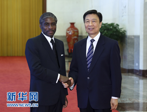 7月13日，中國(guó)國(guó)家副主席李源潮在北京人民大會(huì)堂與赤道幾內(nèi)亞副總統(tǒng)曼格會(huì)談。 新華社記者 謝環(huán)馳 攝