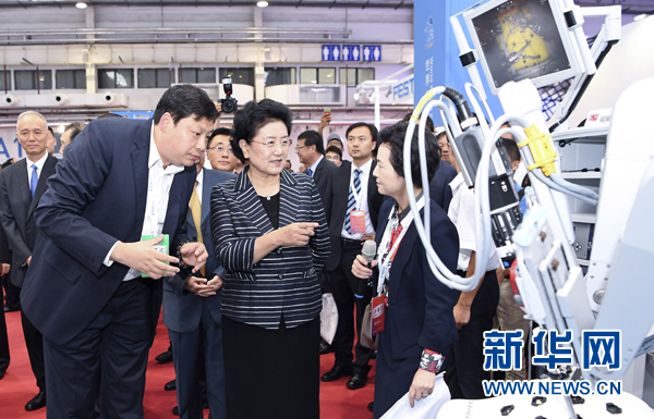 8月23日，2017世界機器人大會開幕式在北京舉行，中共中央政治局委員、國務院副總理劉延東出席并講話。這是開幕式后，劉延東參觀機器人應用展覽。新華社記者 張領 攝