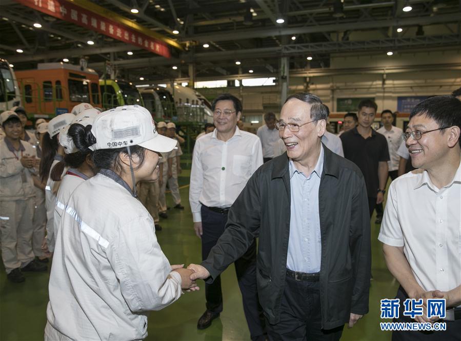 9月3日至5日，中共中央政治局常委、中央紀(jì)委書記、中央巡視工作領(lǐng)導(dǎo)小組組長王岐山在湖南省調(diào)研并主持召開巡察工作座談會(huì)。這是9月4日，王岐山到中國中車株洲電力機(jī)車有限公司考察。新華社記者 王曄 攝
