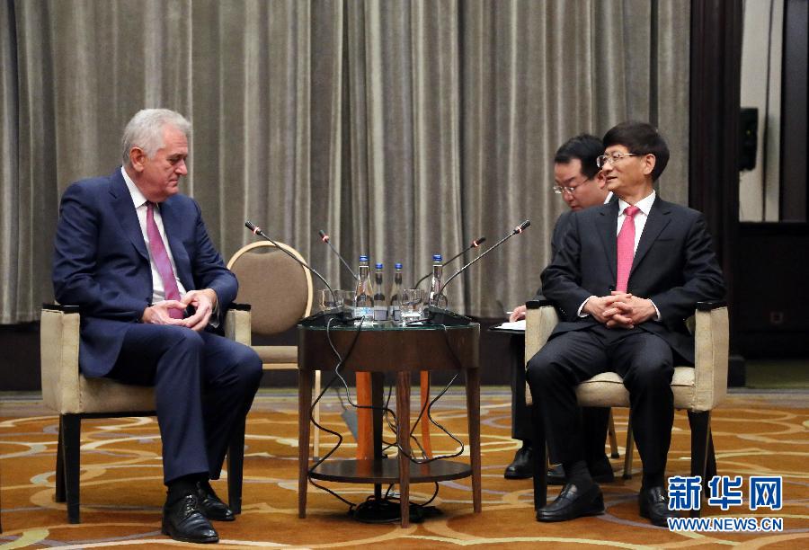 9月11日，在塞爾維亞首都貝爾格萊德，習(xí)近平主席特使、中共中央政治局委員、中央政法委書記孟建柱（右）會見塞爾維亞前總統(tǒng)尼科利奇（左）。新華社記者王慧娟攝