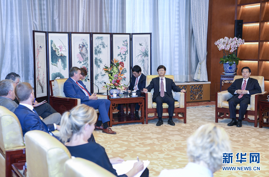 9月26日，中共中央政治局委員、中央政法委書記孟建柱在北京會見來華出席國際刑警組織第86屆全體大會的比利時(shí)副首相兼內(nèi)政大臣讓邦。國務(wù)委員、公安部部長郭聲琨參加有關(guān)會見。新華社記者 張領(lǐng) 攝