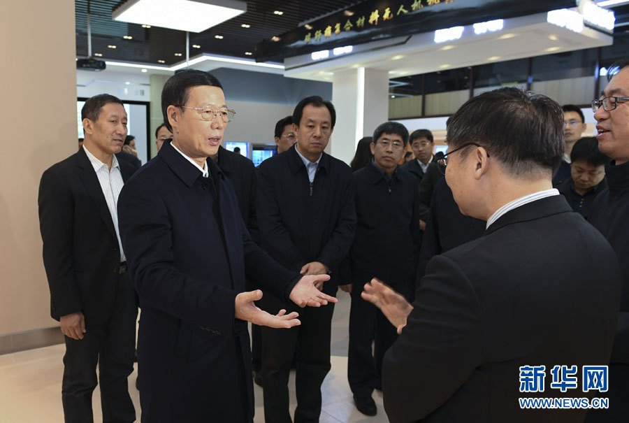11月14日至15日，國務(wù)院副總理張高麗在黑龍江調(diào)研。這是11月14日，張高麗到黑龍江工業(yè)技術(shù)研究院成果展示中心，了解產(chǎn)學(xué)研結(jié)合推動創(chuàng)新發(fā)展情況。 新華社記者 高潔 攝