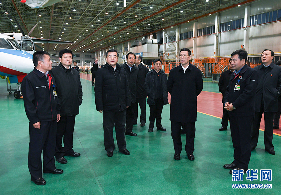 11月14日至15日，國務(wù)院副總理張高麗在黑龍江調(diào)研。這是11月14日，張高麗到哈爾濱飛機工業(yè)集團有限責任公司了解國有老企業(yè)轉(zhuǎn)型升級情況。 新華社記者 高潔 攝