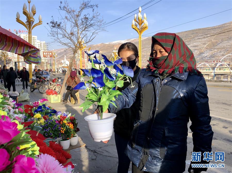 （新春走基層·圖文互動(dòng)）（2）“只要備好年貨，新的一年就可以風(fēng)調(diào)雨順”——臘月藏區(qū)年貨市場(chǎng)見(jiàn)聞