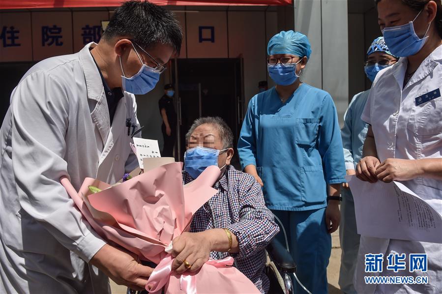 （新華全媒頭條·圖文互動(dòng)）（1）“始終把人民群眾生命安全和身體健康放在第一位”——中國抗疫彰顯“生命至上、人民至上”理念