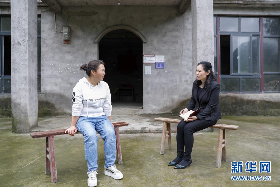 （兩會(huì)人物·圖文互動(dòng)）（4）帶娃、賺錢兩不誤——一位農(nóng)民工代表眼中的脫貧新工作