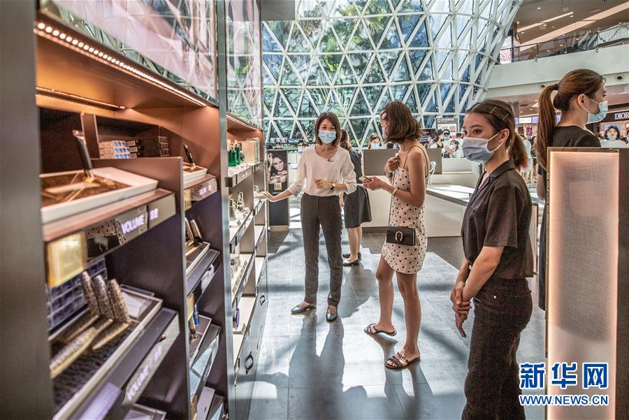 (在習近平新時代中國特色社會主義思想指引下——新時代新作為新篇章·習近平總書記關(guān)切事·圖文互動)(12)感受開放新魅力——海南自由貿(mào)易港建設(shè)開局觀察
