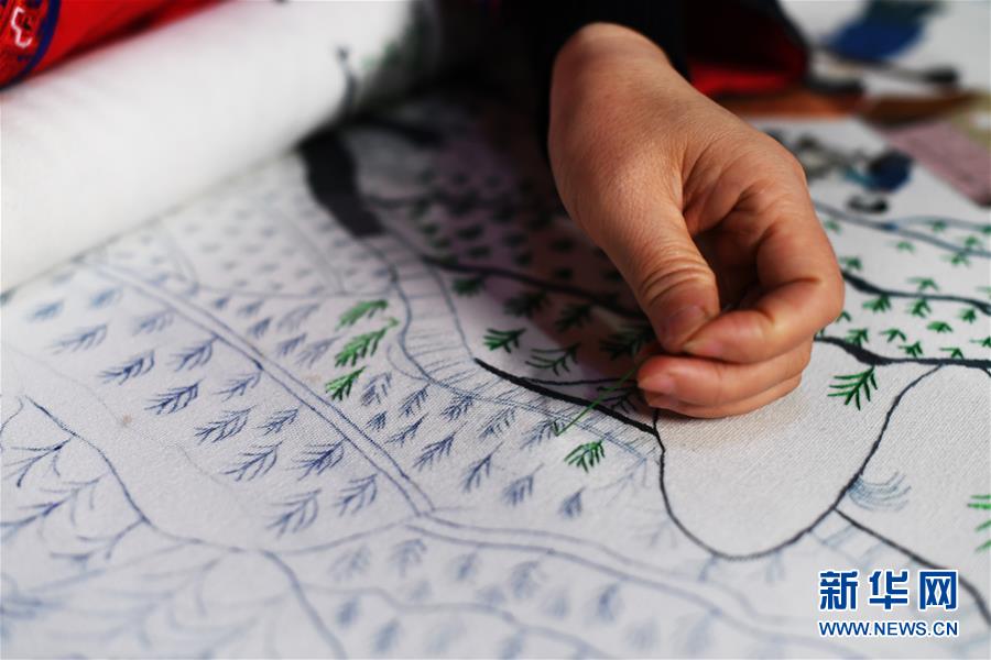 （兩會(huì)人物·圖文互動(dòng)）（2）帶娃、賺錢(qián)兩不誤——一位農(nóng)民工代表眼中的脫貧新工作