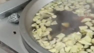 沈陽(yáng)一企業(yè)熬740鍋紅糖水送26個(gè)檢測(cè)點(diǎn)，用了千斤紅糖200斤姜
