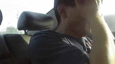 這人啥情況？他在警車上都能睡著