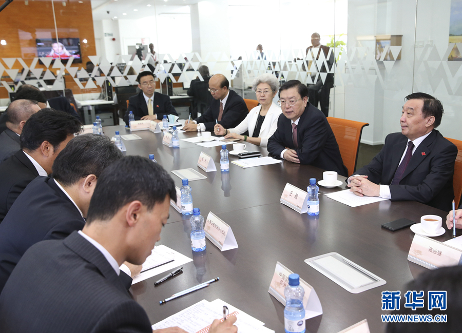 這是3月25日，張德江在肯尼亞首都內(nèi)羅畢考察中央電視臺(tái)非洲分臺(tái)并接見(jiàn)中央媒體駐非洲機(jī)構(gòu)負(fù)責(zé)人。 新華社記者馬占成攝
