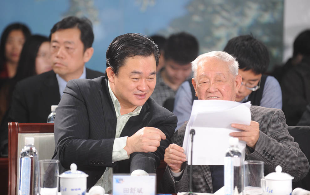 新華網(wǎng)董事長、總裁田舒斌與軍事科學院原副院長糜振玉在現(xiàn)場交流